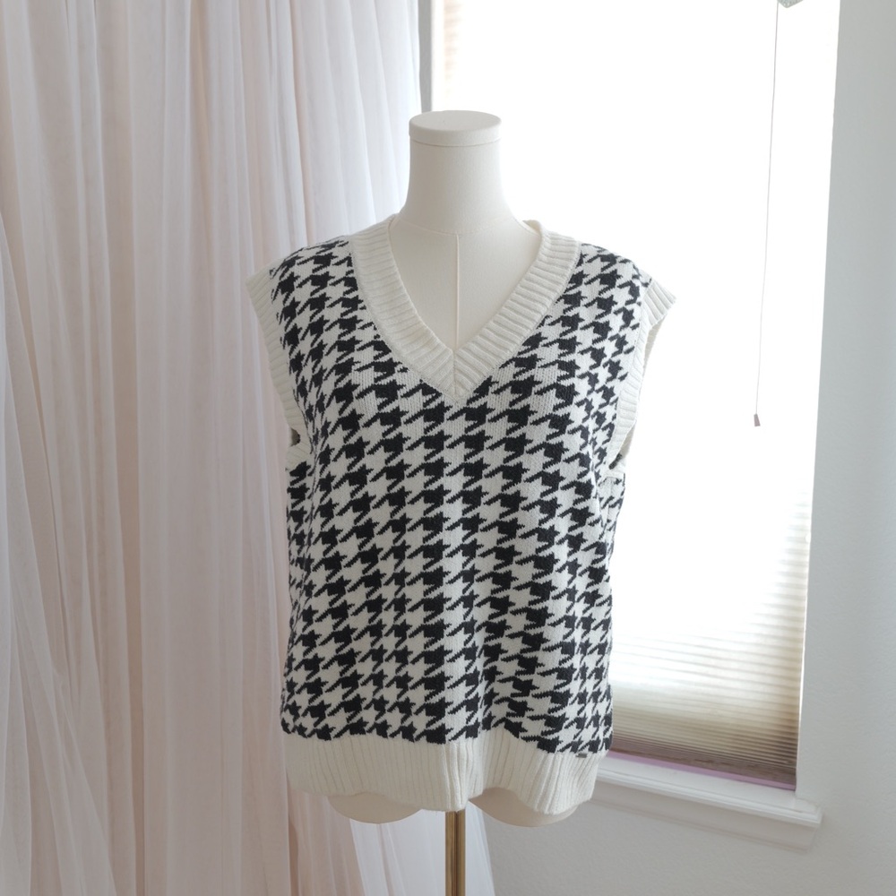 Hollister Monochrome Houndstooth Knit Vest